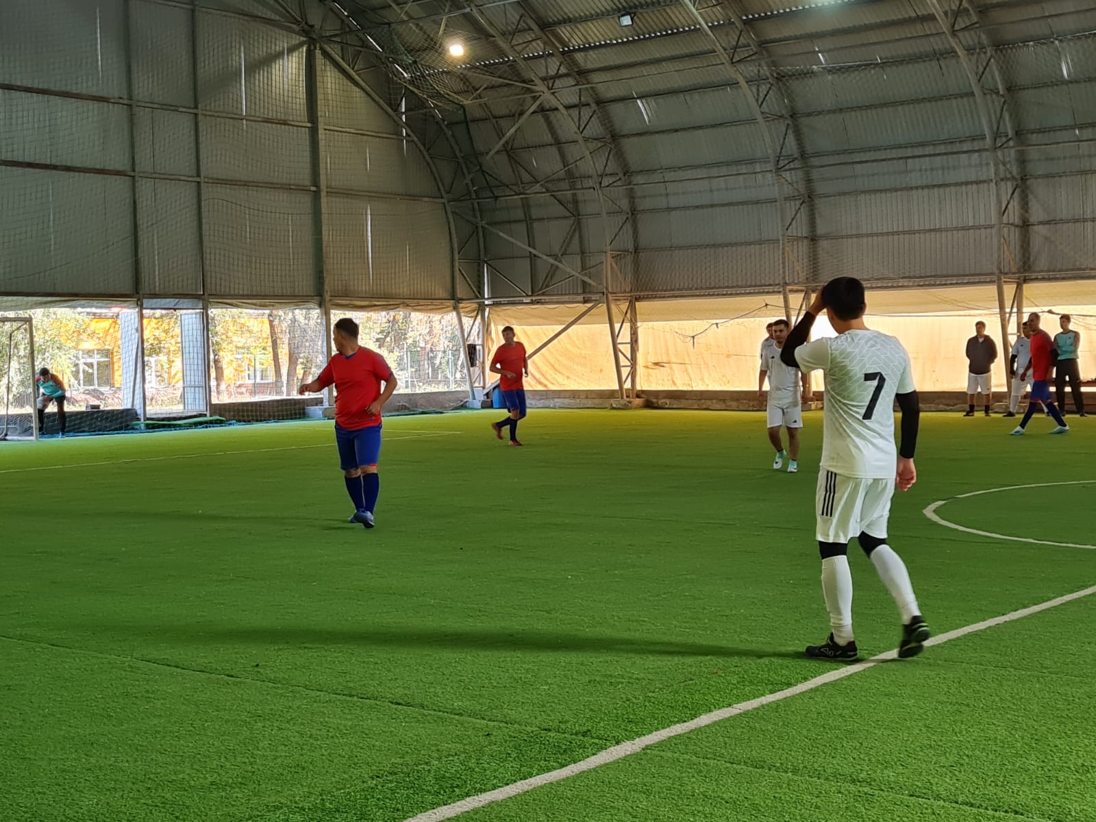 Спорт и достық: Алматыда медицина қызметкерлері арасында «AQNIET» кәсіподағының қолдауымен мини-футбол турнирі өтеді